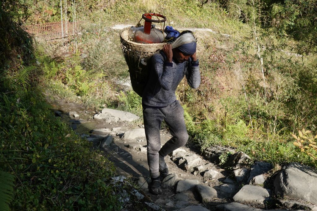 Le transport des matériaux et matériels est encore assuré par des porteurs